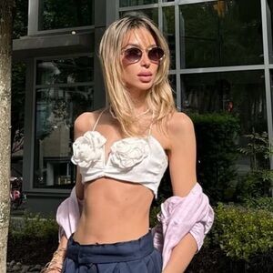 Summer 🌞 NWT ZARA cropped top with raised flower detail- size S
🚨FIRM PRICE